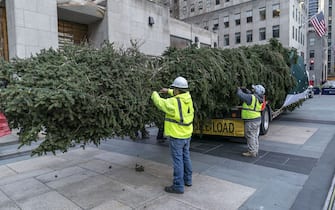 New York, arriva il grande albero di Natale del Rockefeller Center 2020-2021 season 75-foot Rockefeller Center Christmas Norway Spruce Tree from Oneonta installation on the Rockefeller Plaza. Christmas Tree has been donated by Daddy Al (New York - 2020-11-14, Lev Radin/PACIFIC PRESS/SIPA / IPA) p.s. la foto e' utilizzabile nel rispetto del contesto in cui e' stata scattata, e senza intento diffamatorio del decoro delle persone rappresentate