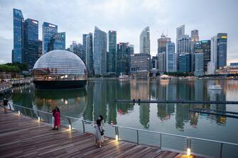 16.09.2020, Singapur, Republik Singapur, Asien - Blick auf das neue Apple-Vorzeigegeschaeft Flagshipstore am Ufer in Marina Bay Sands mit der Skyline des Geschaeftsviertels im Hintergrund. Die futuristische Architektur des Gebaeudes hat die Form einer riesigen Glaskugel, die auf dem Wasser schwebt und ist der dritte Apple Store im suedostasiatischen Stadtstaat. Entworfen wurde das Gebaeude vom englischen Architekten Norman Foster Foster and Partners. *** 16 09 2020, Singapore, Republic of Singapore, Asia View of Apples new flagship store Flagship store on the waterfront in Marina Bay Sands with the skyline of the business district in the background The futuristic architecture of the building is in the shape of a giant glass ball floatin (None - 2020-09-16, Olaf Schuelke via www.imago-images.de / IPA) p.s. la foto e' utilizzabile nel rispetto del contesto in cui e' stata scattata, e senza intento diffamatorio del decoro delle persone rappresentate