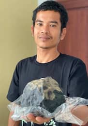 Indonesia, gli cade meteorite in casa: 33enne diventa milionario