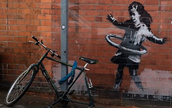 An artwork painted by Banksy on the side of a property at Rothesay Avenue and Ilkeston Road in Nottingham, which has had a replacement bicycle after the original was reportedly stolen over the weekend. Picture date: Monday 23rd November 2020. Photo credit should read: Jacob King/PA Wire (Nottingham - 2020-11-23, Jacob King / IPA) p.s. la foto e' utilizzabile nel rispetto del contesto in cui e' stata scattata, e senza intento diffamatorio del decoro delle persone rappresentate