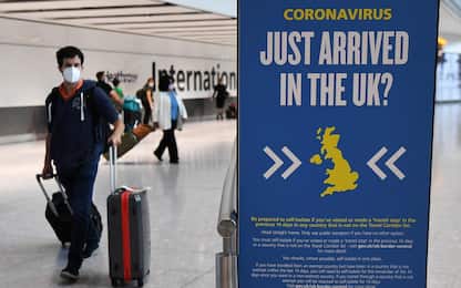 Covid UK, quarantena ridotta a cinque giorni per chi arriva da Italia