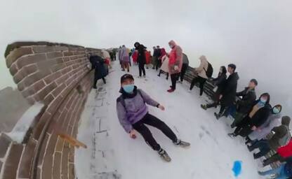 Cina, le persone giocano con la neve sulla Grande Muraglia. VIDEO