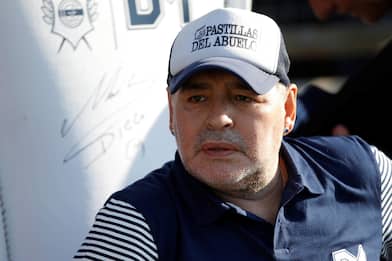 Morte Maradona, accuse del medico e dell'avvocato: non curato a dovere