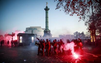 Francia, cortei e scontri in tutto il Paese contro legge su sicurezza