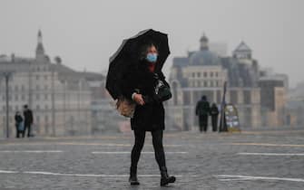epa08843666 A Russian woman wearing protective face mask walks during pandemic of SARS-CoV-2 coronavirus in Moscow, Russia 26 November 2020. According to official information, in the past 24 hours Russia registered 25487 included 6075 in Moscow new cases caused by the SARS-CoV-2 coronavirus infection.  EPA/YURI KOCHETKOV