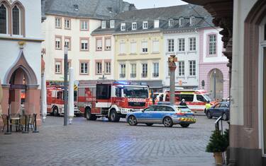 01 December 2020, Rhineland-Palatinate, Trier: Police and firefighters are on duty near the pedestrian zone where a car has hit several people and, according to initial reports, has fatally injured two of them. Photo: Harald Tittel/dpa (Trier - 2020-12-01, Harald Tittel / IPA) p.s. la foto e' utilizzabile nel rispetto del contesto in cui e' stata scattata, e senza intento diffamatorio del decoro delle persone rappresentate