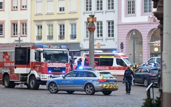 Car detects pedestrians in Trier 01 December 2020, Rhineland-Palatinate, Trier: Police and fire brigade units are on duty near the pedestrian zone where a car has hit several people and, according to initial findings, has fatally injured two of them. Photo: Harald Tittel/dpa (Trier - 2020-12-01, Harald Tittel / IPA) p.s. la foto e' utilizzabile nel rispetto del contesto in cui e' stata scattata, e senza intento diffamatorio del decoro delle persone rappresentate