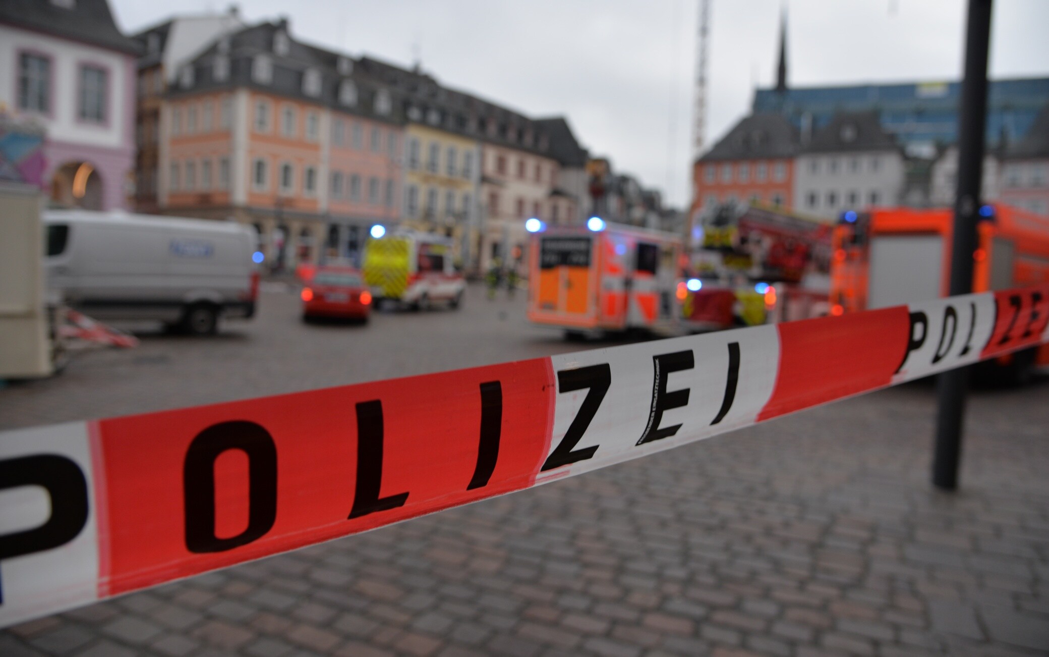 L'area di Treviri dove un'auto ha travolto la folla è stata chiusa dalla polizia treviri germania