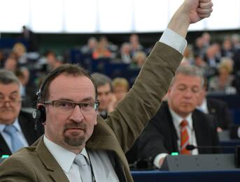 Orgia a Bruxelles durante lockdown, si dimette l'eurodeputato Szajer
