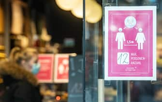 30 November 2020, Bavaria, Passau: A sign with the inscription "Maximum number of persons 12" is attached to a shop. According to figures from the Robert Koch Institute (RKI), the Lower Bavarian city of Passau, together with the Thuringian district of Hildburghausen, is the top corona hotspot in Germany. Photo: Armin Weigel/dpa (Passau - 2020-11-30, Armin Weigel / IPA) p.s. la foto e' utilizzabile nel rispetto del contesto in cui e' stata scattata, e senza intento diffamatorio del decoro delle persone rappresentate