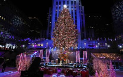New York, inaugurato l’albero di Natale al Rockefeller Center