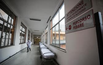 Un medico cammina nel corridoio di un ospedale