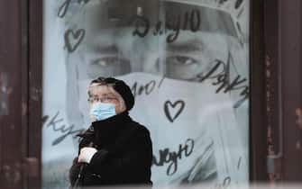 Una donna con mascherina anti Covid a Kiev