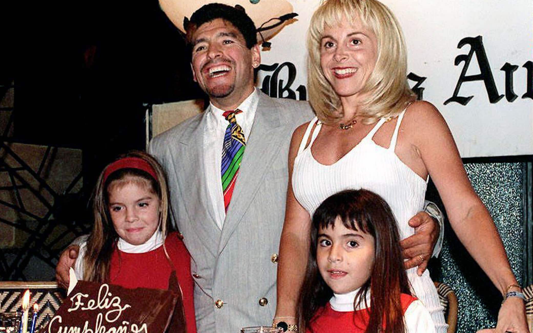 Diego Armando Maradona con la moglie  Claudia e le figlie Giannina e Dalma(d)  il 31 ottobre del 1995 a Buenos Aires. ARCHIVIO/ANSA/PAT