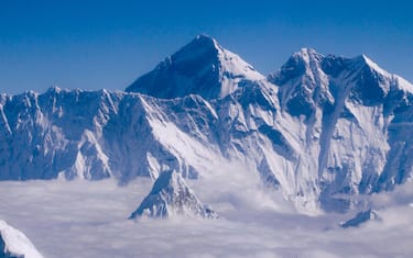 epa08869821 (FILE) - Mount Everest as seen from an aircraft over Nepal, 14 September 2013 (reissued 08 December 2020). Nepal and China have agreed on a new official height for Mount Everest. The height of the world's highest peak is now given as 8,848.86 meters. In the past two years, China and Nepal have sent teams to take measurements at the summit in the border area.  EPA/NARENDRA SHRESTHA *** Local Caption *** 55949778