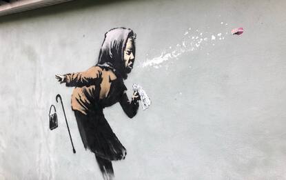 Covid, Banksy colpisce ancora con "Etcì" a Bristol. FOTO