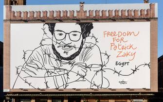 Un grande cartellone che chiede liberta' per Patrick Zaki sulla facciata di Palazzo dei Notai in Piazza Maggiore a Bologna. ANSA/US COMUNE DI BOLOGNA ++ NO SALES, EDITORIAL USE ONLY ++