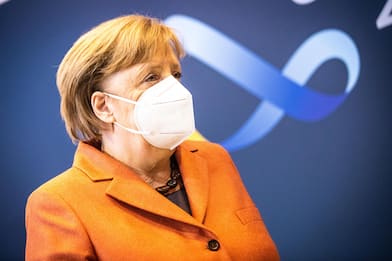 Covid Germania, Angela Merkel revoca il lockdown totale a Pasqua