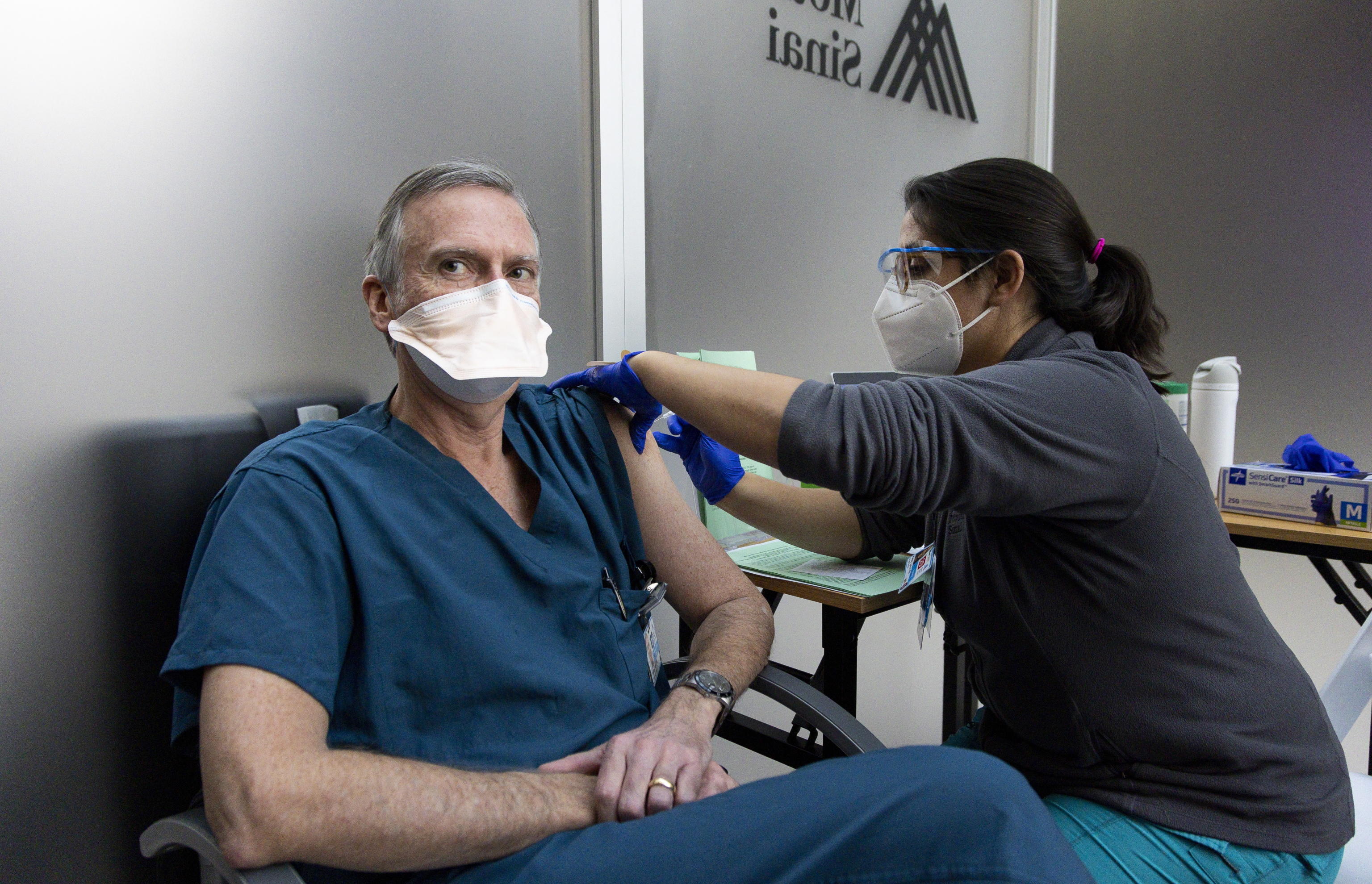 Vaccinazioni al Mount Sinai Hospital di New York covid usa vaccino
