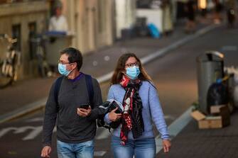 AMSTERDAM, NETHERLANDS - SEPTEMBER 21: People wear a protective face mask on September 21, 2020 in Amsterdam, Netherlands. Due to the rapid rise in new Coronavirus cases, Dutch authorities have imposed a 1 a.m. curfew on bars and restaurants in Amsterdam and other major cities. The Netherlands has reported some 90,047 coronavirus cases, with 2000 new recorded cases in the last 24 hours.  (Photo by Pierre Crom/Getty Images)