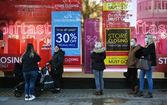 epa08885250 Shoppers on Oxford Street in London, Britain, 15 December 2020. The UK government is being urged to reverse its decision of relaxed Coronavirus restrictions over Christmas. Medical experts are warning the governments decision to ease restrictions once the festive period may cost many lives. London will move to Tier 3 restrictions from 16 December.  EPA/ANDY RAIN