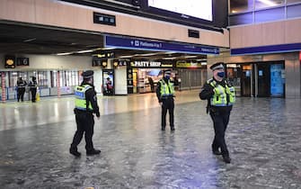 Police officers at Euston Station, London, with more being deployed to enforce travel rules at London's stations, and the public being urged to adhere to Government guidance after Prime Minister Boris Johnson announced on Saturday that from Sunday areas in the South East currently in Tier 3 will be moved into a new Tier 4 for two weeks Ð effectively returning to the lockdown rules of November, after scientists warned of the rapid spread of the new variant coronavirus. (London - 2020-12-20, Stefan Rousseau / IPA) p.s. la foto e' utilizzabile nel rispetto del contesto in cui e' stata scattata, e senza intento diffamatorio del decoro delle persone rappresentate