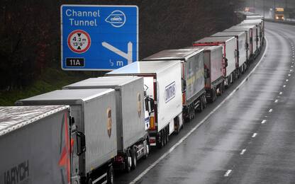 Covid, gli effetti della variante inglese: lunghe code camion a Dover