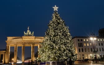 26 November 2020, Berlin: The Christmas tree at the Brandenburg Gate shines brightly. Photo: Paul Zinken/dpa (Berlin - 2020-11-26, Paul Zinken / IPA) p.s. la foto e' utilizzabile nel rispetto del contesto in cui e' stata scattata, e senza intento diffamatorio del decoro delle persone rappresentate