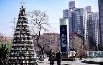 ©/MAXPPP - SHENYANG, CHINA - NOVEMBER 26: A 10-metre-high Christmas tree made up of 2,021 wine bottles is seen on the street on November 26, 2020 in Shenyang, Liaoning Province of China. (Photo by VCG) (None - 2020-11-26, / IPA) p.s. la foto e' utilizzabile nel rispetto del contesto in cui e' stata scattata, e senza intento diffamatorio del decoro delle persone rappresentate