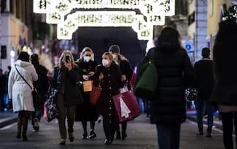 People strolling in the city center for Christmas shopping during the Coronavirus Covid-19 pandemic emergency in Rome, Italy, 22 December 2020. ANSA/ANGELO CARCONI