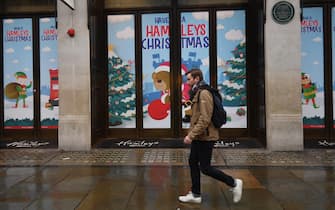 epa08897573 A man walks past a closed down Hamleys in Regent street in London, Britain, 21 December 2020. France has become the latest country to ban air and rail travel from the UK following news of the new variant Covid-19 that has spread rapidly across London and south-east England. Most of the countries in the EU have suspended flights to and from the UK in the light of this mutated coronavirus strain.  EPA/FACUNDO ARRIZABALAGA