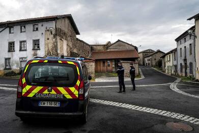 Francia, tre gendarmi uccisi durante un intervento: morto l'assalitore