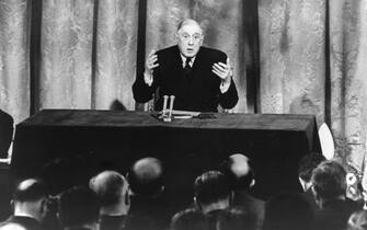 15th January 1963:  Charles de Gaulle, president of the French Republic, making a speech at his press conference at Paris, during which he stated that Britain was not ready to join the Common Market except on special terms.  (Photo by Central Press/Getty Images)