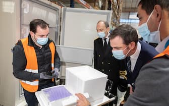 An operator removes a box from dry ice
French Health and Social Affairs Minister Olivier Veran visits a logistics hub for Covid-19 vaccine distribution.
Olivier Veran visite une plateforme de distribution du vaccin contre le Covid_19.
Chanteloup-en-Brie, FRANCE-22/12/2020//01JACQUESWITT_OV002/2012221049/Credit:Jacques Witt/SIPA/2012221101 (CHANTELOUP-EN-BRIE - 2020-12-22, Jacques Witt/SIPA / IPA) p.s. la foto e' utilizzabile nel rispetto del contesto in cui e' stata scattata, e senza intento diffamatorio del decoro delle persone rappresentate