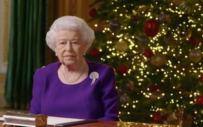 Natale, gli auguri della regina Elisabetta: "Prego per chi soffre"