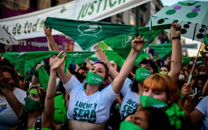 Argentina, approvata la legge che autorizza l'aborto