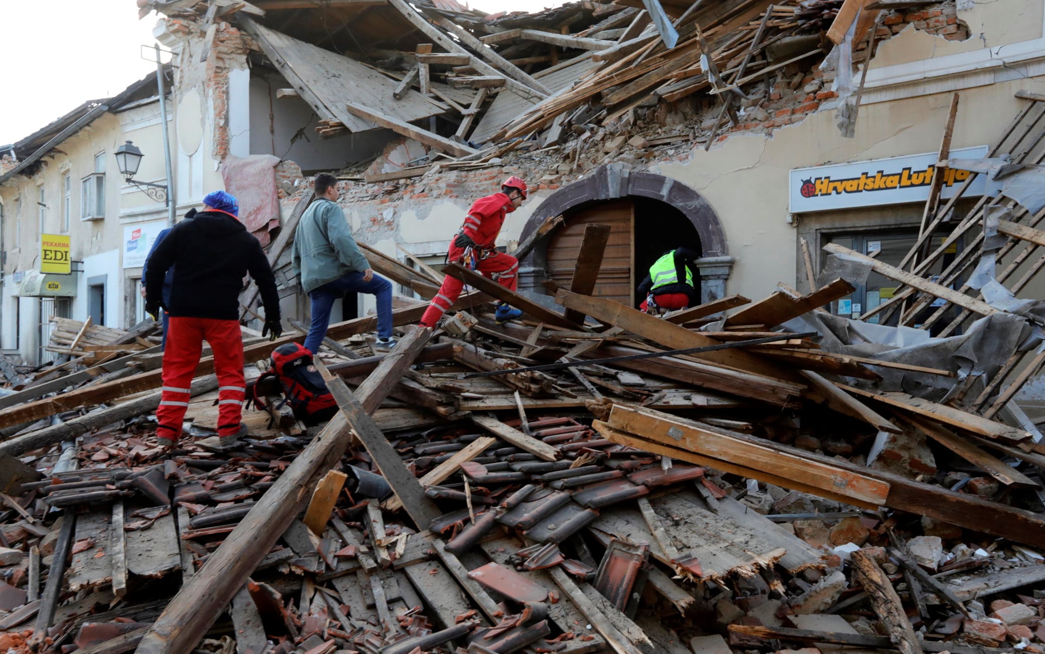 I soccorsi a Petrinja Terremoto Croazia