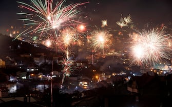 epa08913343 Fireworks illuminate the night sky over Pristina, Kosovo, 01 January 2021, during New Year's celebrations.  EPA/VALDRIN XHEMAJ