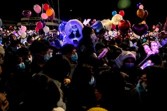 People enjoy the countdown in Wuhan, China s central Hubei province, on December 31, 2020, despite the Covid-19 restrictions and the New Year fireworks cancelled. (Photo by NOEL CELIS / AFP)