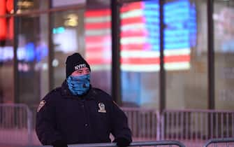 A NYPD officers stands by a barricade in the middle of Times Square as the New Year is celebrated with fireworks and confetti but without any revelers,  New York, NY, January 1, 2021.  The traditional gathering of New Yearâ  s Eve revelers in Times Square has been restricted due to the COVID-19 surge, as the United States sets new daily records in the number of deaths and hospitalizations due to Coronavirus infections. (Photo by Anthony Behar/Sipa USA) (New York - 2021-01-01, ANTHONY BEHAR/SIPA USA / IPA) p.s. la foto e' utilizzabile nel rispetto del contesto in cui e' stata scattata, e senza intento diffamatorio del decoro delle persone rappresentate