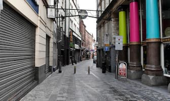 epa08919856 A view of a deserted Cavern Quarter in Mathew Street in the centre of Liverpool, Britain, 05 January 2021. England has enter its toughest nationwide lockdown since March to help stem the tide of rising coronavirus disease (COVID-19) cases across the country. British Prime Minister Boris Johnson announced on 04 January evening that there would be a third national lockdown in England. The regulations, expected to remain in place until the middle of February, will be presented in parliament on 05 January and subject to a vote on 06 January.  EPA/PETER POWELL