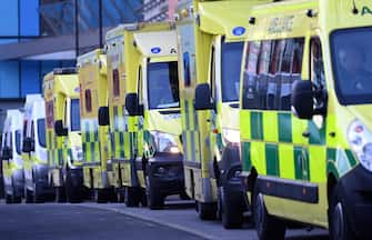 epa08924894 Ambulances line up outside the Royal London Hospital, in London, Britain, 07 January 2021. Britain's National Health Service (NHS) is coming under severe pressure as COVID-19 hospital admissions continue to rise across the United Kingdom. Some 1,000 people are dying each day from the disease.  EPA/ANDY RAIN