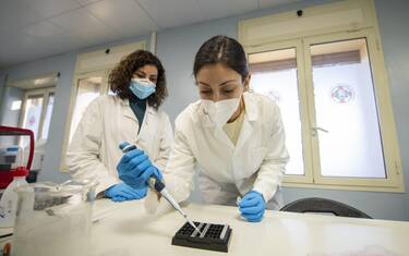 Variante Delta, vaccini e “nuovi” tamponi: le armi per combatterla