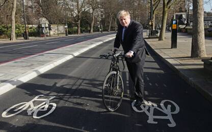 Boris Johnson in bicicletta durante il lockdown: polemiche
