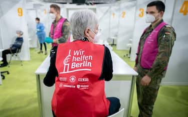 Helpers of the Federal Armed Forces wait for the vaccine inside the Erika-Hess ice stadium that serves as the second vaccination center against the novel coronavirus in Berlin, on January 14, 2021. (Photo by Kay Nietfeld / POOL / AFP) (Photo by KAY NIETFELD/POOL/AFP via Getty Images)