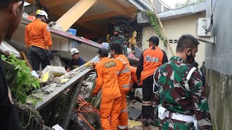 WEST SULAWESI, INDONESIA - JANUARY 15: Teams conduct search and rescue operations after a 6.2-magnitude earthquake hit Indonesia's West Sulawesi on January 15, 2021. 6.2-magnitude earthquake killed at least three people and injured 24. (Photo by SAR Hidayatullah/Anadolu Agency via Getty Images)