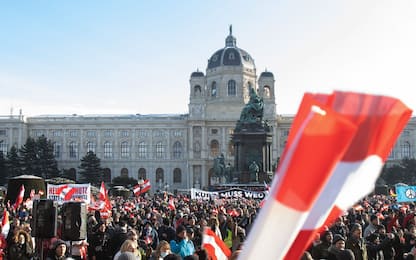 Covid mondo, proteste anti-lockdown a Birmingham e a Vienna