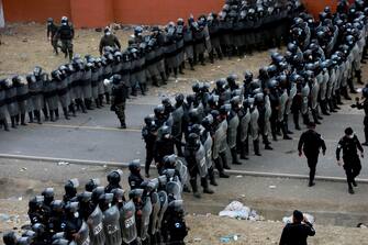 epa08947059 Guatemalan Police dissolves the caravan of thousands of people that blocked the road in Vado Hondo, Chiquimula, Guatemala, 18 January 2021. The Guatemalan security forces forcibly dissolved a migrant caravan of more than 6,000 Hondurans seeking to reach the United States.  EPA/Esteban Biba