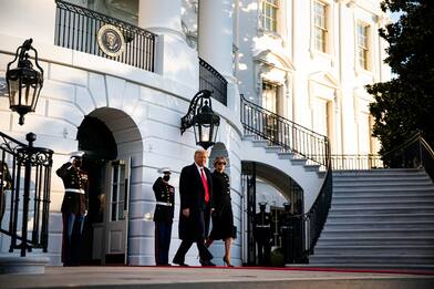 Usa, Donald e Melania Trump lasciano la Casa Bianca. VIDEO
