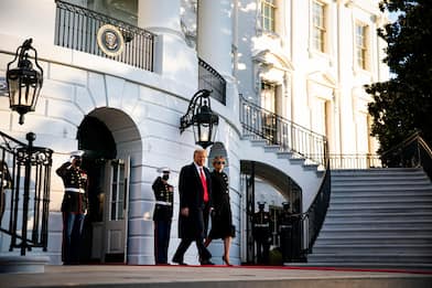 Usa, Donald e Melania Trump lasciano la Casa Bianca. VIDEO